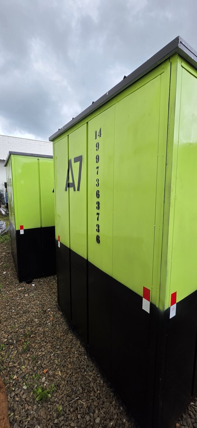 Fila de containers A7 Locação prontos para locação e entrega